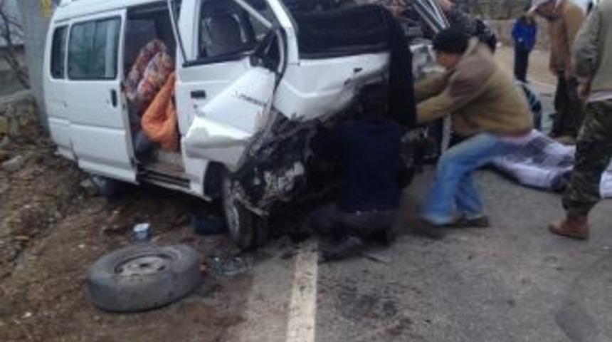 Kamyonetler &Ccedil;arpıştı: 5 Yaralı