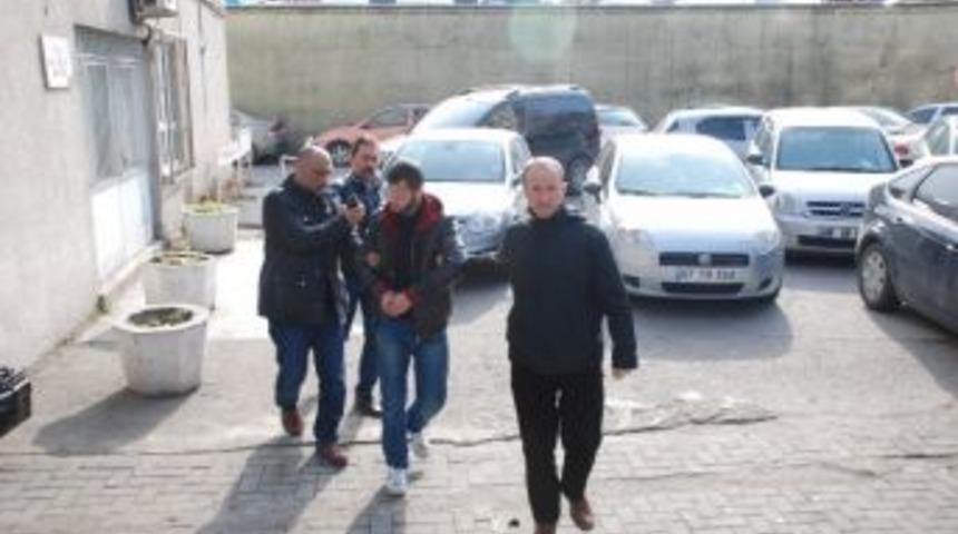 &Ouml;ğretmenine Kızdı Bilgisayarını &Ccedil;aldı