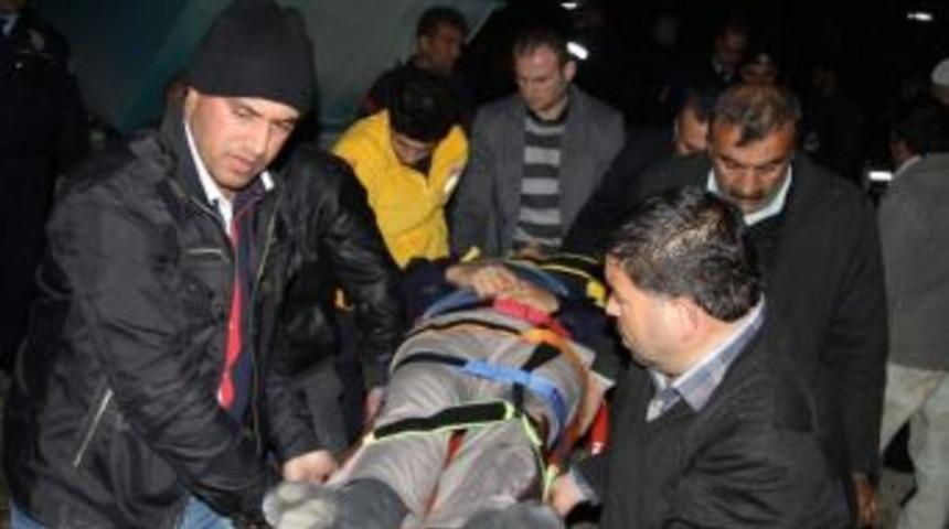 Otomobil Ve &Ccedil;&ouml;p Kamyoneti &Ccedil;arpıştı: 8 Yaralı