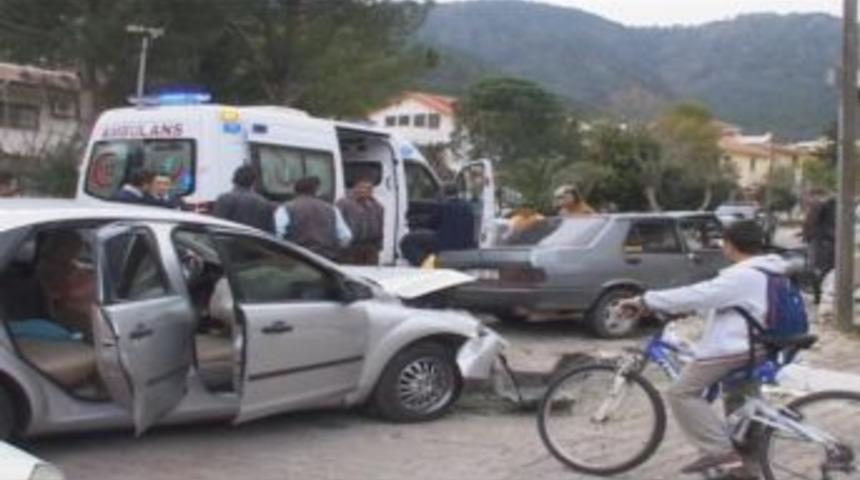 Marmaris&rsquo;te Trafik Kazası, 2 Yaralı