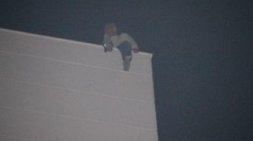 Hastanenin &Ccedil;atısına &Ccedil;ıkarak İntihar Etmek İstedi