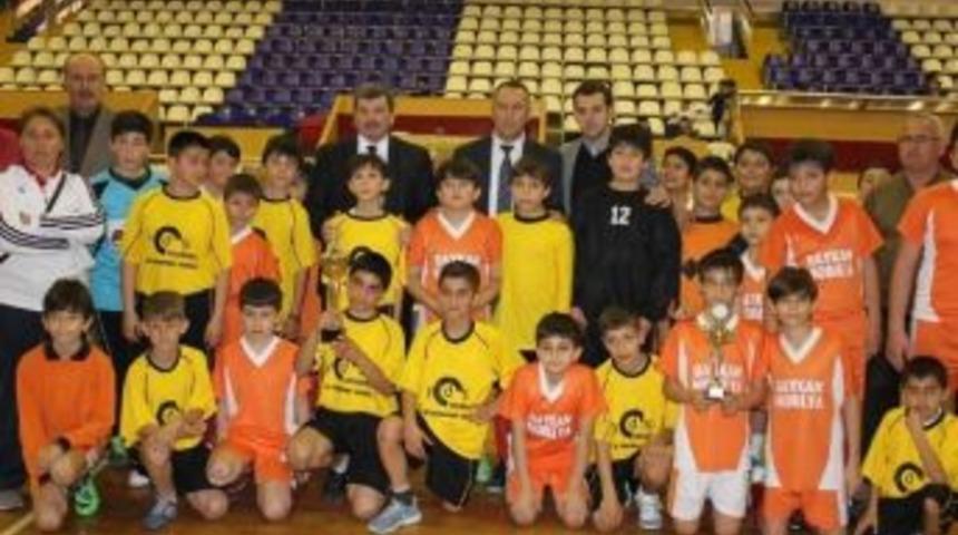 Hentbolda K&uuml;&ccedil;&uuml;kler Kupalarını Aldı