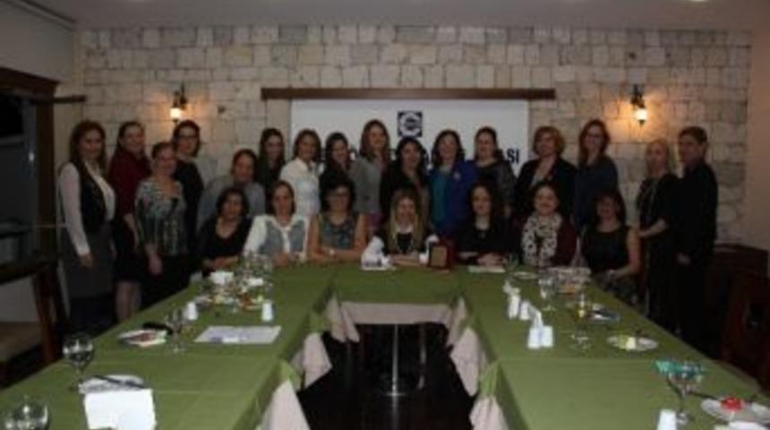 Kadınlardan Siyasilere 'biz De Varız' &Ccedil;ığlığı