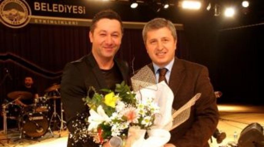 &Uuml;nl&uuml; Sanat&ccedil;ı Baha, Kayseri'deki Konserinde Başkan &Ouml;zhaseki'ye Seslendi: