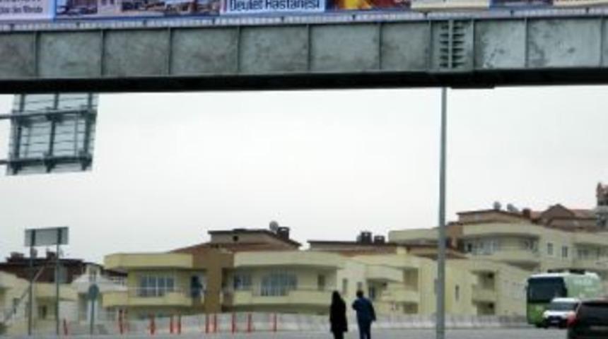 Yapılması İ&ccedil;in Yol Kapattıkları &Uuml;st Ge&ccedil;idi Kullanmıyorlar