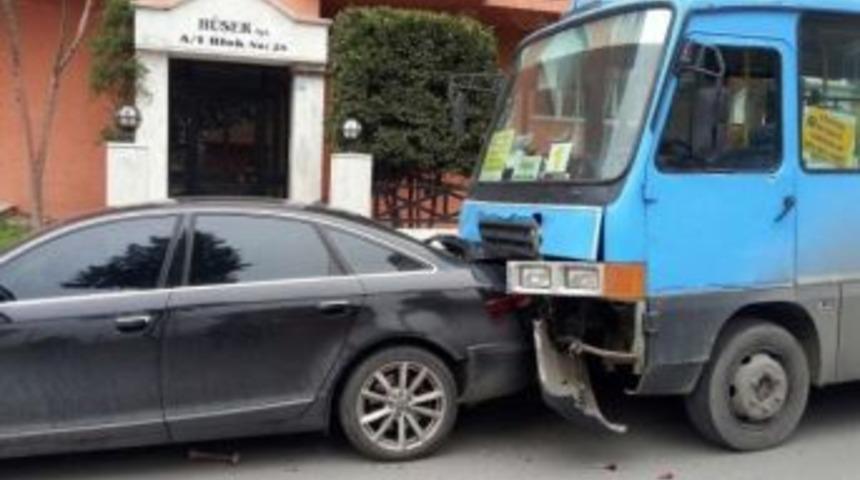 Minib&uuml;s S&uuml;r&uuml;c&uuml;s&uuml; Belediye Başkanının Makam Aracına &Ccedil;arptı