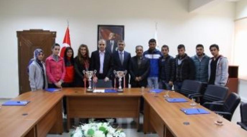 Kayakta Dereceye Giren &Ouml;ğrenciler Rekt&ouml;r&uuml; Ziyaret Etti