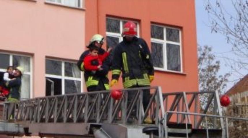 Minik &Ouml;ğrencilere Yangın Tatbikatı