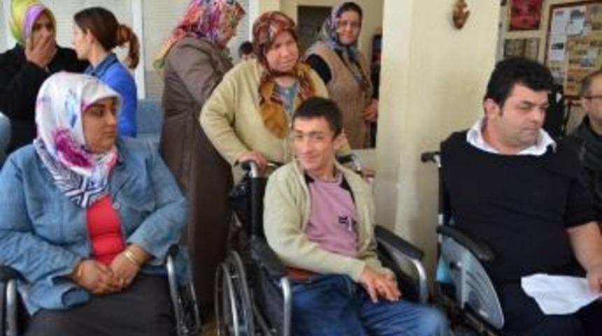 Gurbet&ccedil;i İş Adamından Tekerlekli Sandalye Yardımı