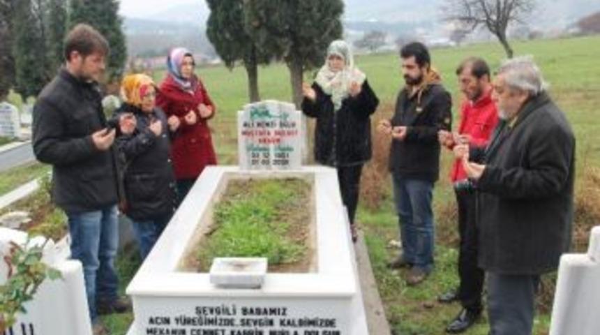 Gazeteci Akg&uuml;n Mezarı Başında Anıldı