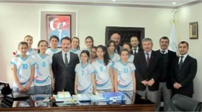 Voleybolculardan Kaymakam T&uuml;rker&rsquo;e Ziyaret