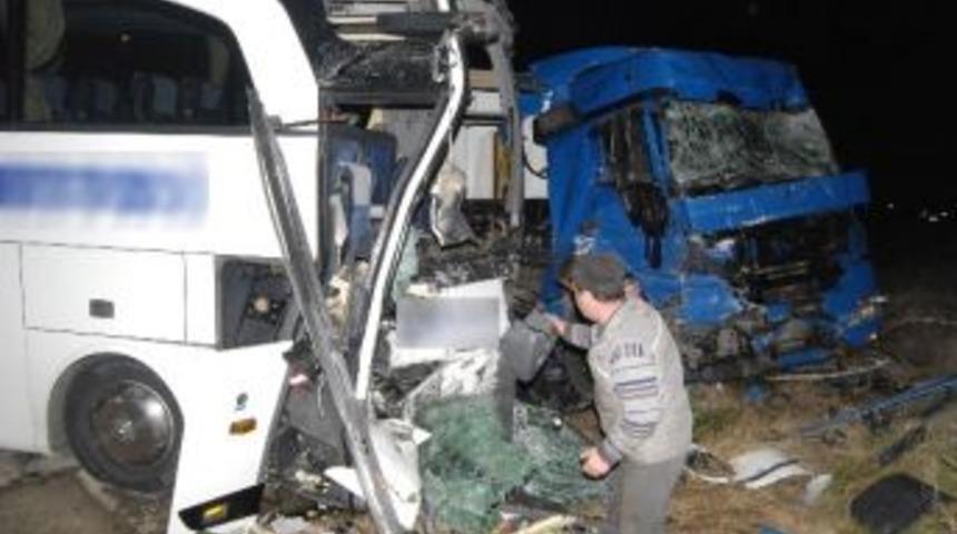 Yolcu Otob&uuml;s&uuml; İle Tır Kafa Kafaya &Ccedil;arpıştı: 1 &Ouml;l&uuml;, 6 Yaralı