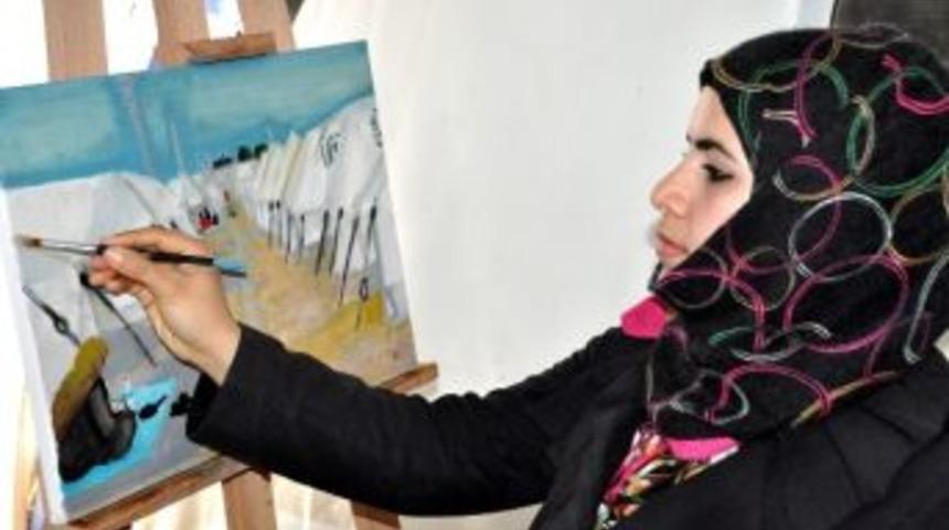 Resim Yaparak Savaşın İzlerini Silmeye &Ccedil;alışıyorlar