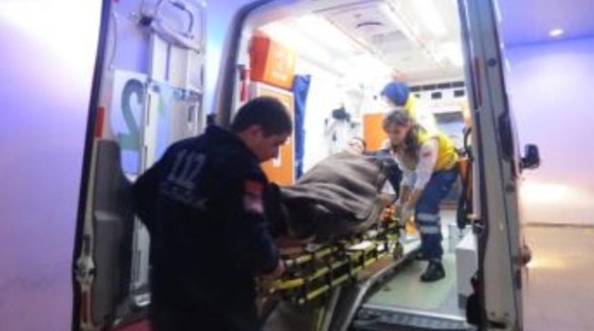 Kamyon Otomobile &Ccedil;arptı: 3 Yaralı