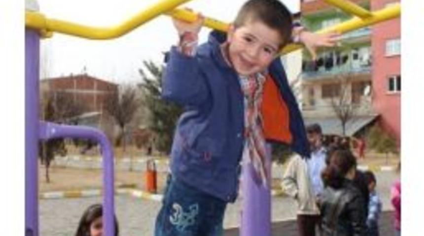 Sıcak Havada &Ccedil;ocukların Park Sefası