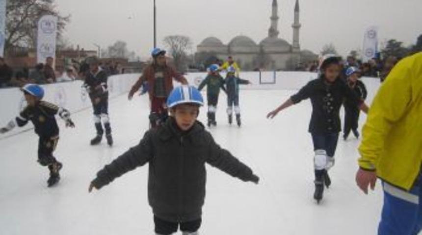 -Roman &Ouml;ğrenciler Mobil Buz Pistinde Doyasıya Eğlendiler