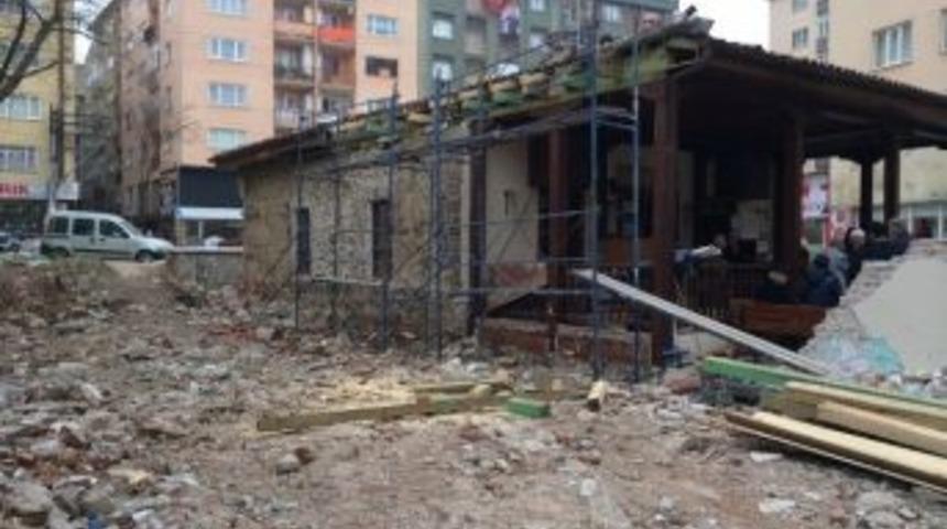 Marangoz At&ouml;lyesinden Kurtarılan &Ccedil;ukur Mescit'in Etrafı Da A&ccedil;ıldı