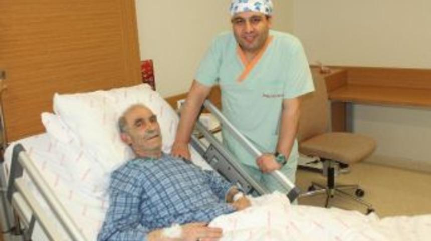 76 Yaşındaki Hastaya Suni Damar Takıldı