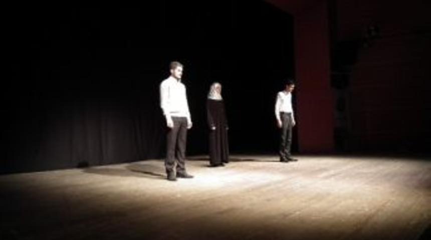 &ldquo;28 Şubat&rsquo;ı Sanat İle Yargılıyoruz&rdquo; Tiyatro Oyunu Sahnelendi