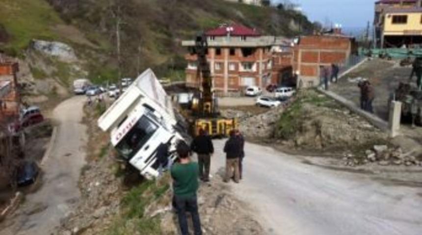 Trabzon&rsquo;da Kamyon Devrildi: 6 Yaralı