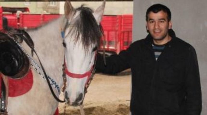 Bah&ccedil;eli'yi Bekleyen Atlar Yağmur Mağduru Oldu