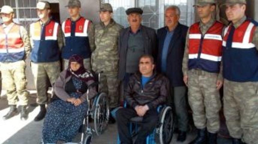 Jandarma Tekerlekli Sandalye Dağıttı