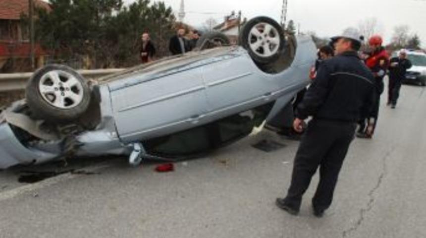 Karşı Şeride Ge&ccedil;en Otomobil 3 Ağacı Ve Elektrik Direğini Yıktı: 2 Yaralı