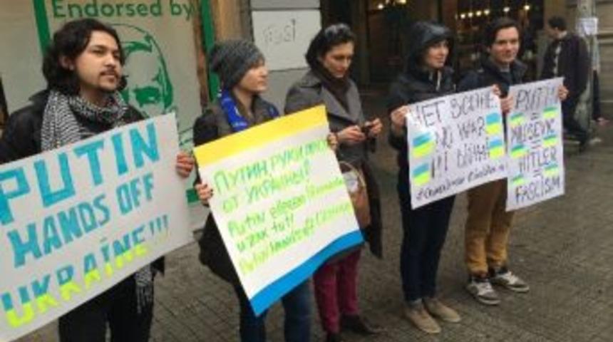 İstanbul&rsquo;daki Ukraynalılar, Putin&rsquo;i Protesto Etti