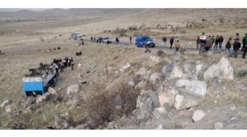 Minib&uuml;s U&ccedil;uruma Yuvarlandı: 40 Yaralı