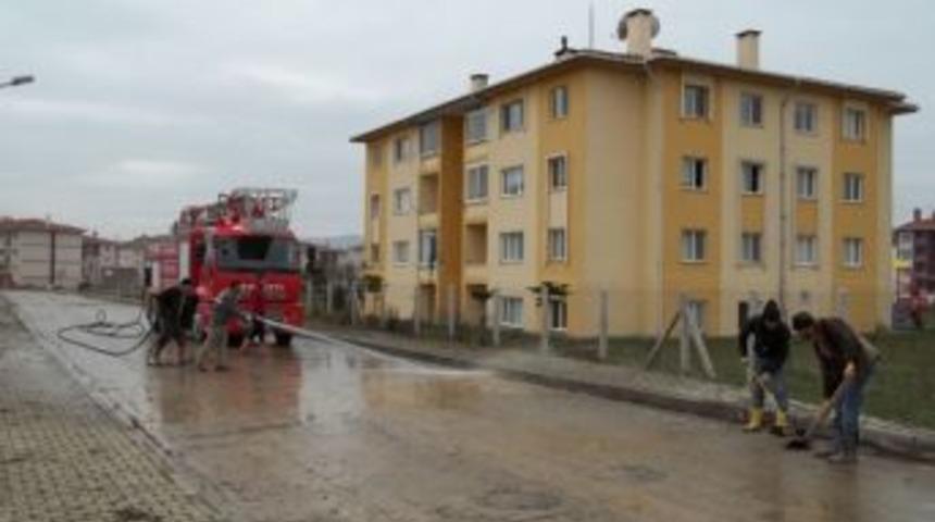 Saltukova&rsquo;da Cadde Ve Sokaklar Yıkanıyor