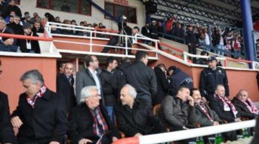 Afyonkarahisar Valisi Sandıklı'da Ma&ccedil; İzledi