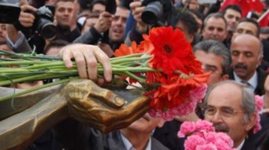 Kılı&ccedil;daroğlu, Korkmaz&rsquo;ın Heykelini Karanfille Donattı