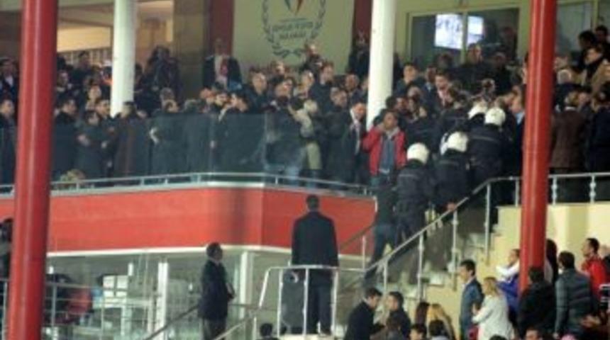 Balıkesirspor - Samsunspor Ma&ccedil;ında Şeref Trib&uuml;n&uuml; Karıştı