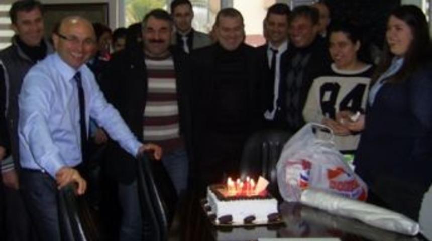 Dr. Metin Oral'a s&uuml;rpriz doğum g&uuml;n&uuml;