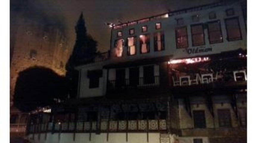 Tarihi Ev Yandı