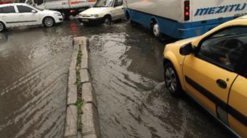 Mersin'de Şiddetli Yağış Hayatı Olumsuz Etkiledi