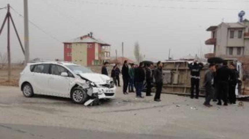 &Ouml;ğrenci Servisi Otomobille &Ccedil;arpıştı: 13 Yaralı