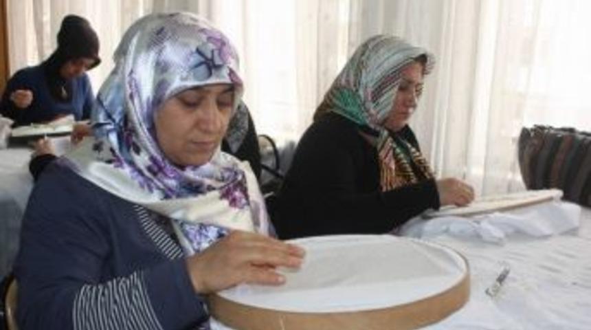 Geleneksel El İşlerini Nakış Nakış İşliyorlar