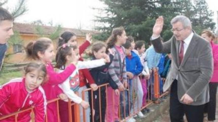 &Ccedil;ocuklar&rsquo;dan G&uuml;lşen&rsquo;e Sevgi G&ouml;sterisi