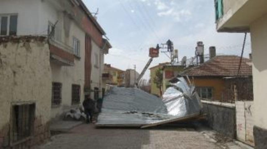 Şiddetli R&uuml;zgar, &Ccedil;atı U&ccedil;urdu