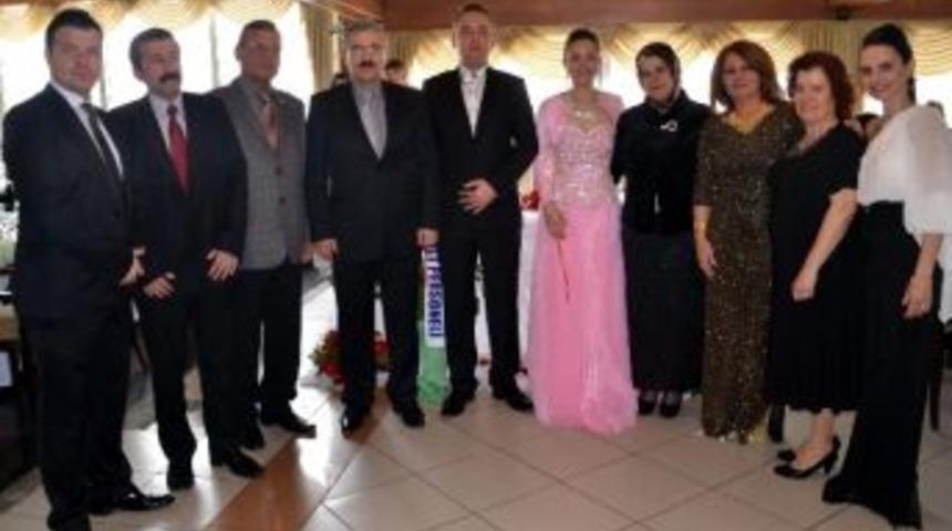 Vali Erol Ayyıldız Ve Bayan Ayyıldız Manevi Kızlarını Nişanladı