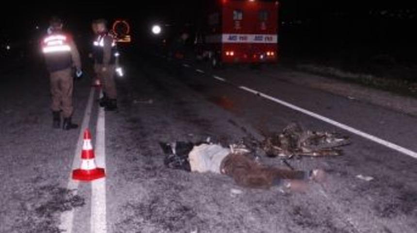 Akaryakıt Y&uuml;kl&uuml; Tır Motosikleti Altına Aldı