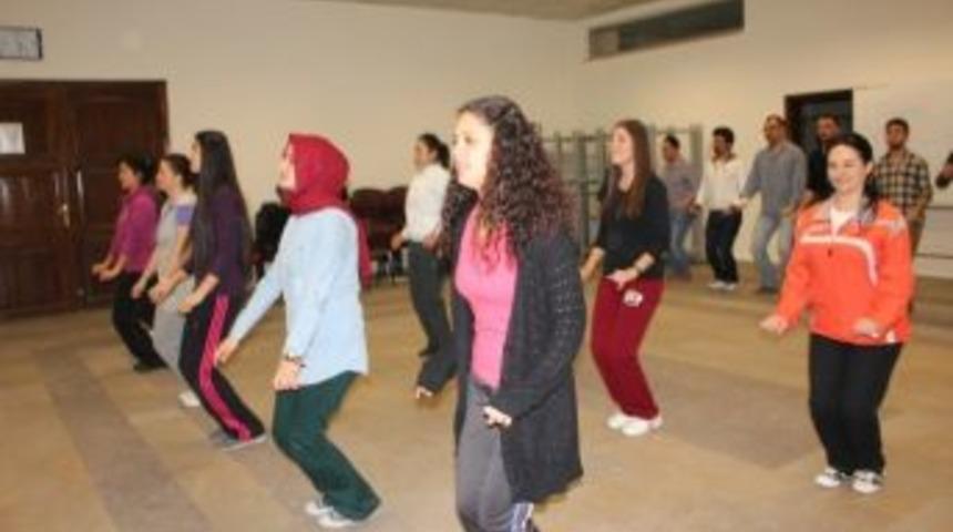 Halk Oyunları Eğitimi Devam Ediyor