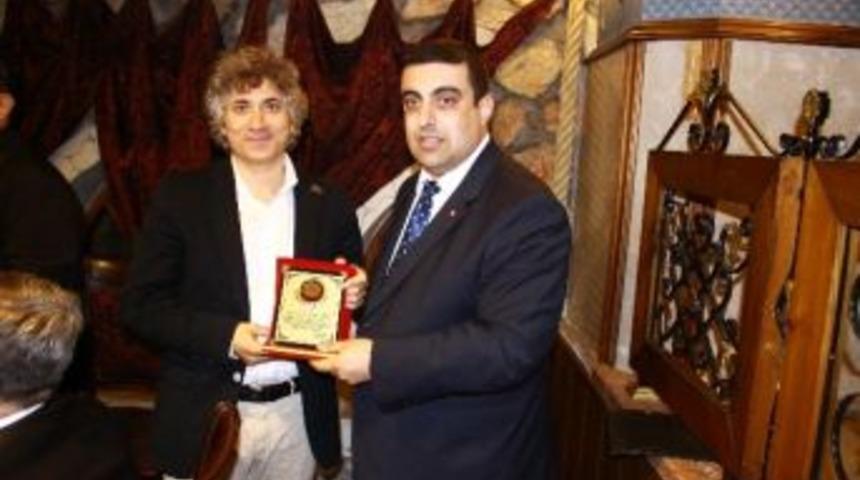 &Ouml;mer &Ouml;zkan Yılın Doktoru Se&ccedil;ildi