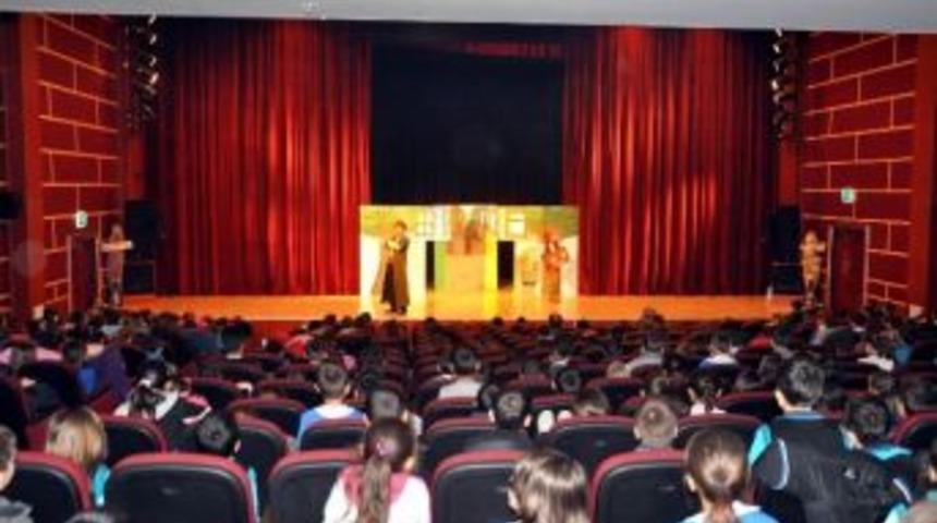 Akşehir'de Koski&rsquo;nin Tiyatro Oyununa Yoğun İlgi