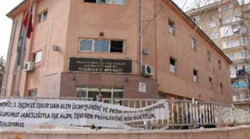 İşsiz Vatandaş Kendini Yakmaya &Ccedil;alıştı