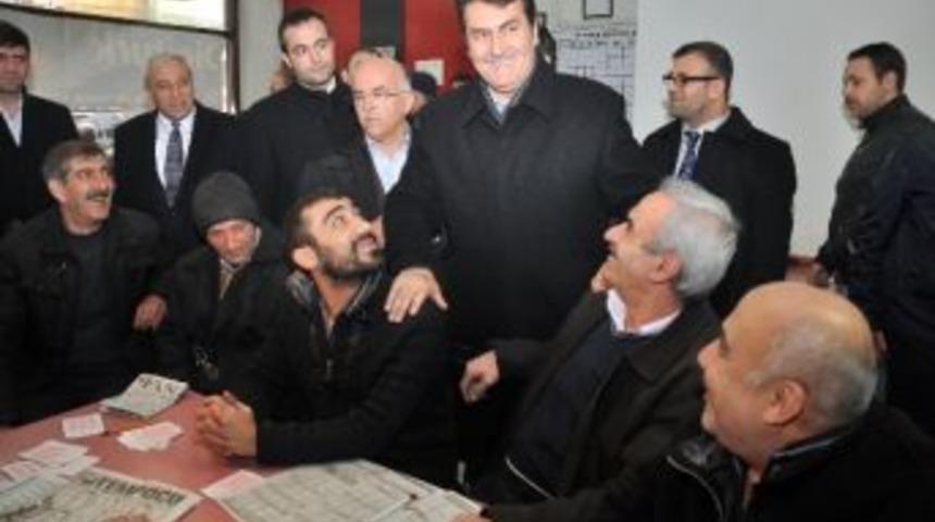 D&uuml;ndar, Yağmur &Ccedil;amur Demeden Vatandaşlarla Buluşuyor