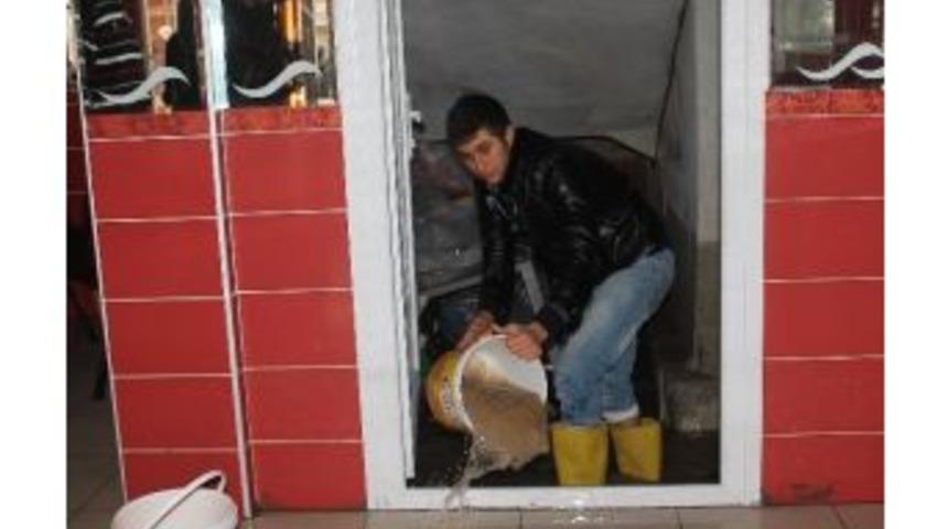 Mersin'de Ev Ve İş Yerlerini Su Bastı