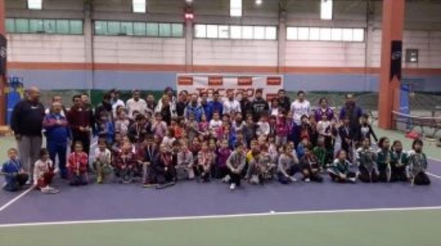 D&uuml;zce Olimpik Tenis Kul&uuml;b&uuml; Madalya İle D&ouml;nd&uuml;