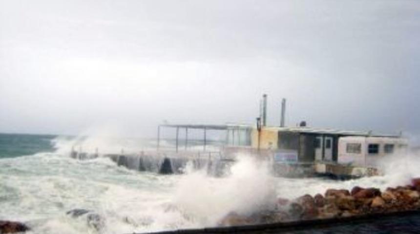 Lodos, Didim Sahillerinde Ekisini S&uuml;rd&uuml;r&uuml;yor